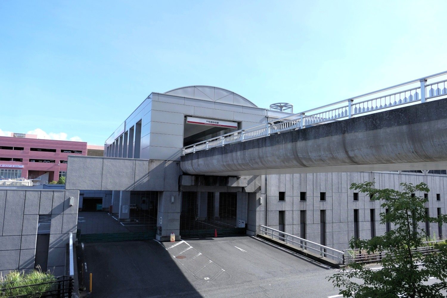 駅ビル2階といぶきの病院側を結ぶ北東の連絡通路（記者撮影）