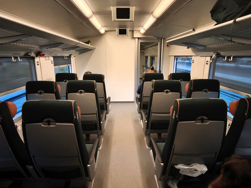 1両だけ連結の座席車両なら格安に夜行移動できる（筆者撮影）