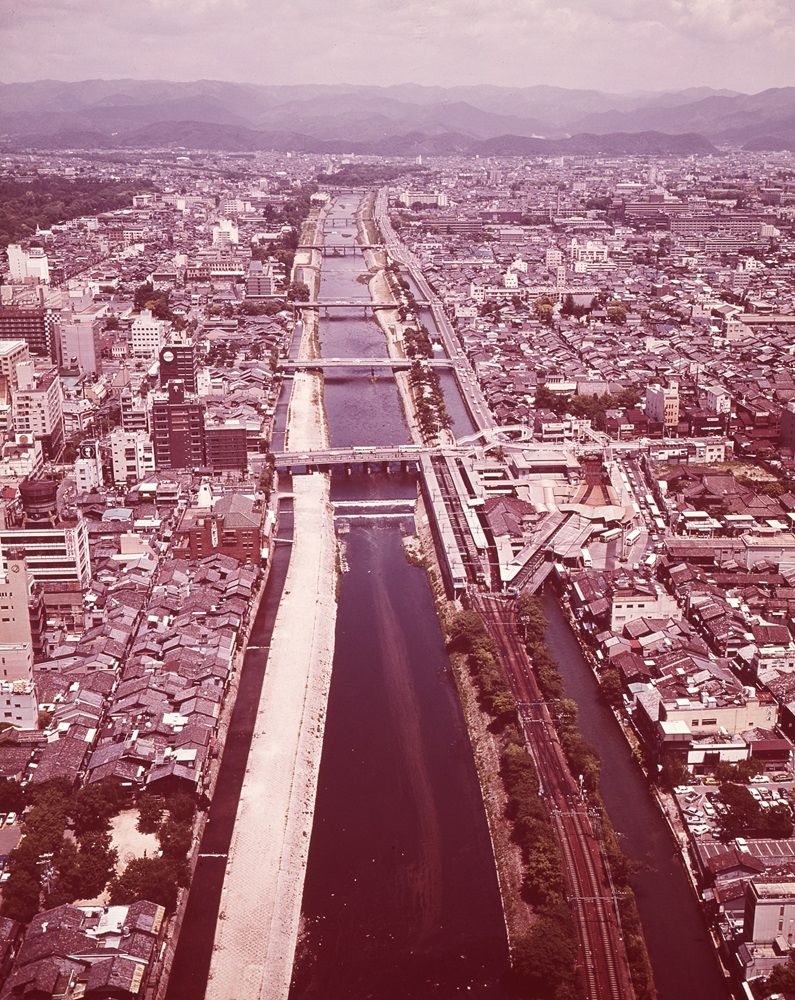 地上駅時代の三条駅と京阪本線