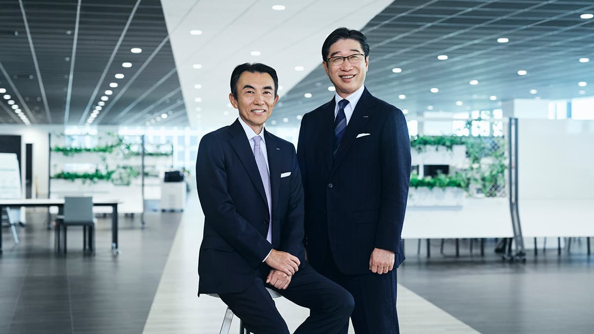 ・画像1(TOP画像） 富士フイルムビジネスイノベーションジャパン取締役社長 旗生泰一氏と執行役員 尾崎裕司氏