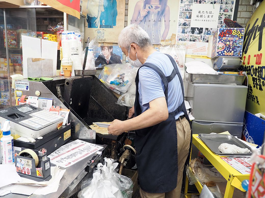 いか焼きを調理する明弘さん（筆者撮影）