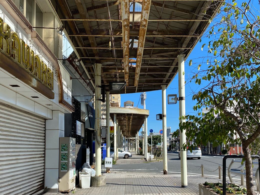 2020年10月の段階でもアーケードの老朽化が目立っていた（筆者撮影）