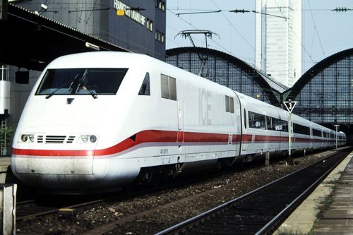 ドイツのICEは登場時、動力集中式だった（1992年 筆者撮影）