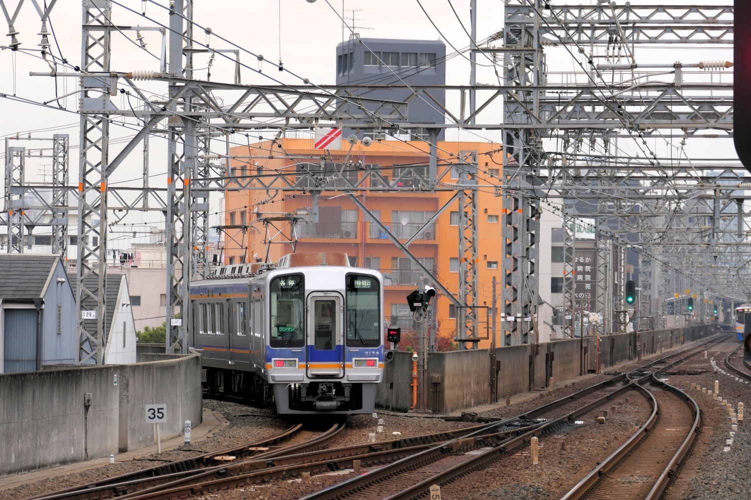 運用上は南海本線・高野線高野山方面から独立している（記者撮影）