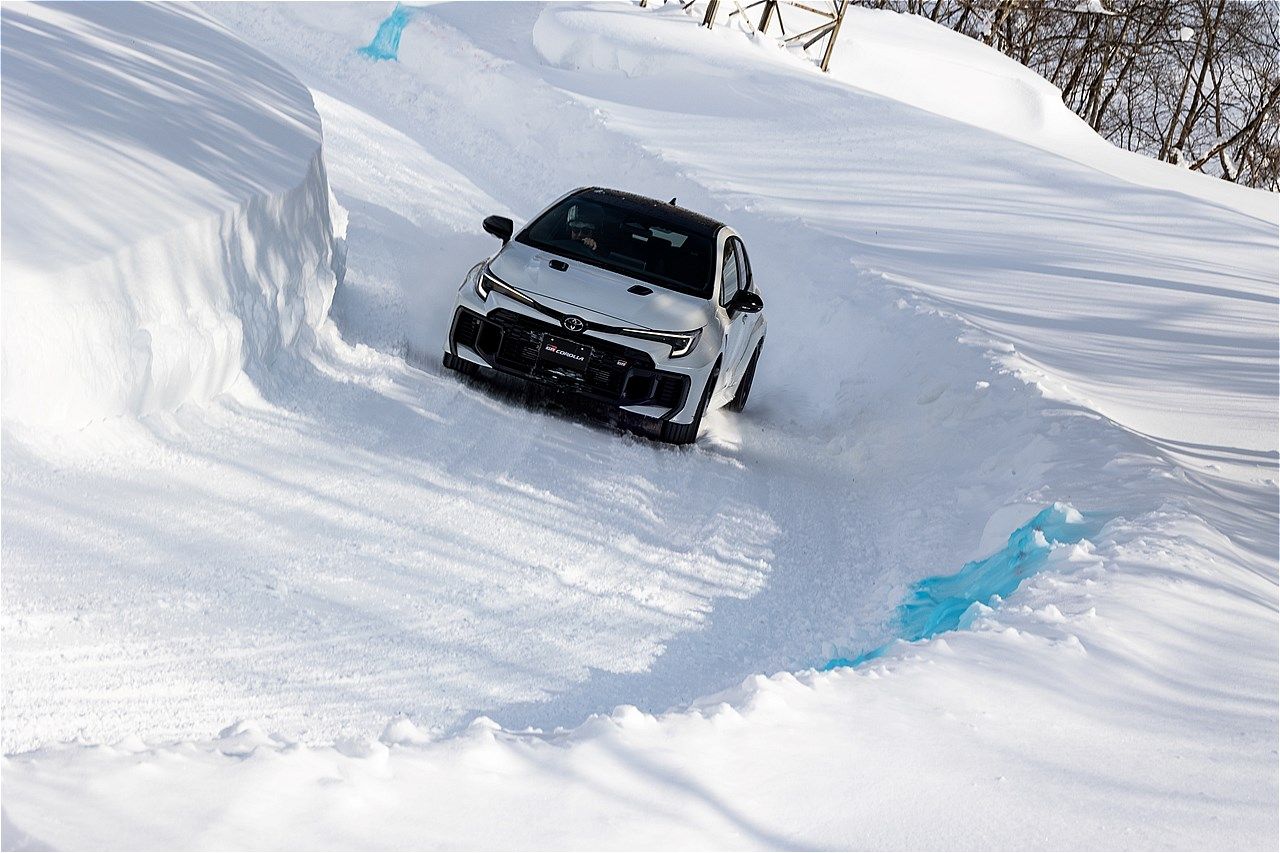 進化型GRカローラの試乗シーン（写真：三木宏章）