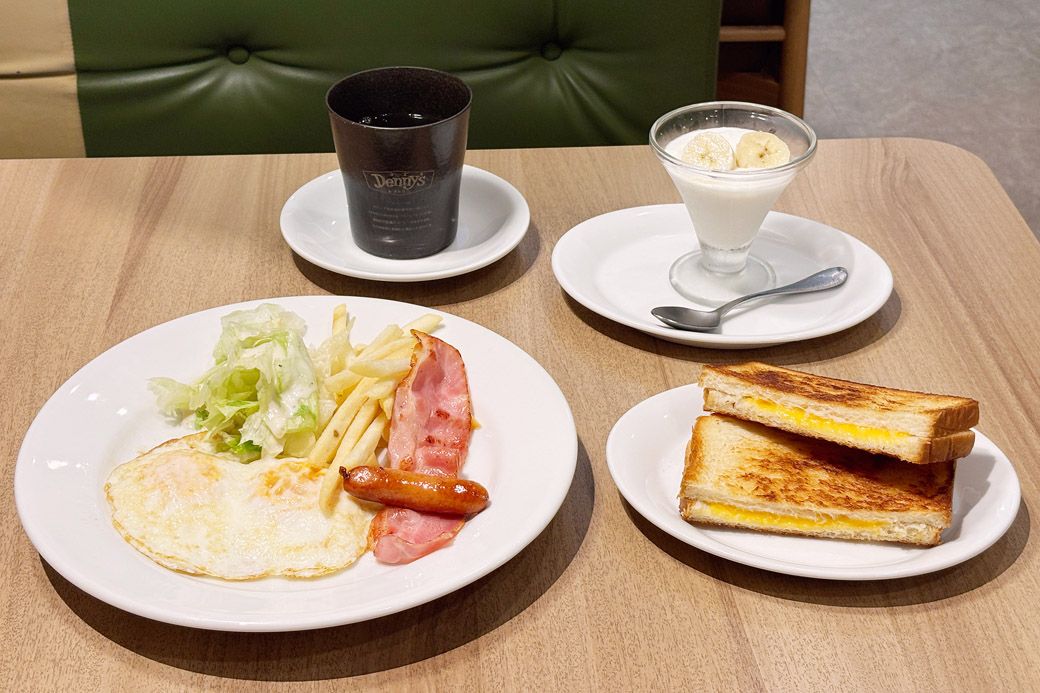 グランドスラムモーニング990円。両面焼きの目玉焼きとグリルドチーズサンドのセット（筆者撮影）