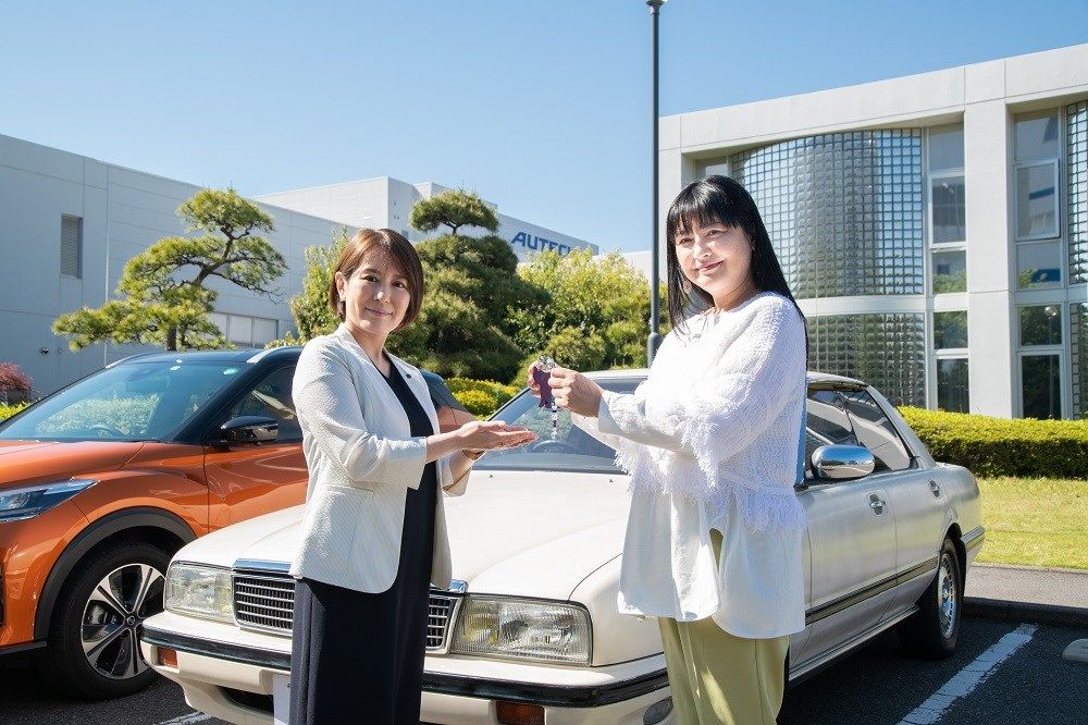 伊藤かずえさんと愛車の写真など（写真：日産自動車）