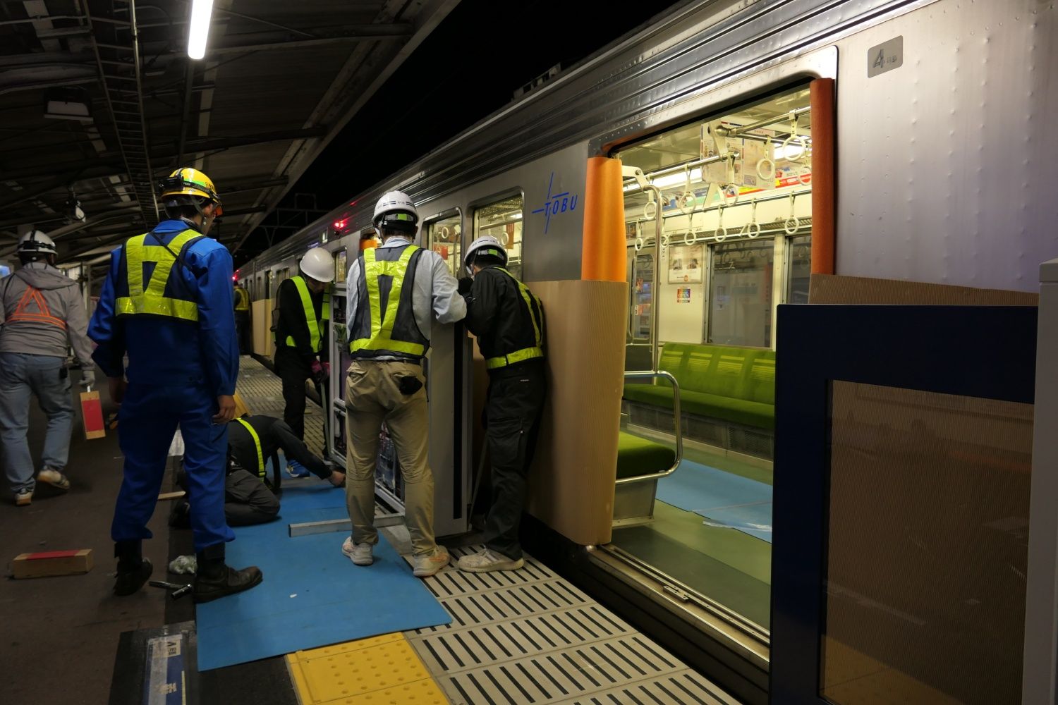 筐体の据え付け作業（記者撮影）