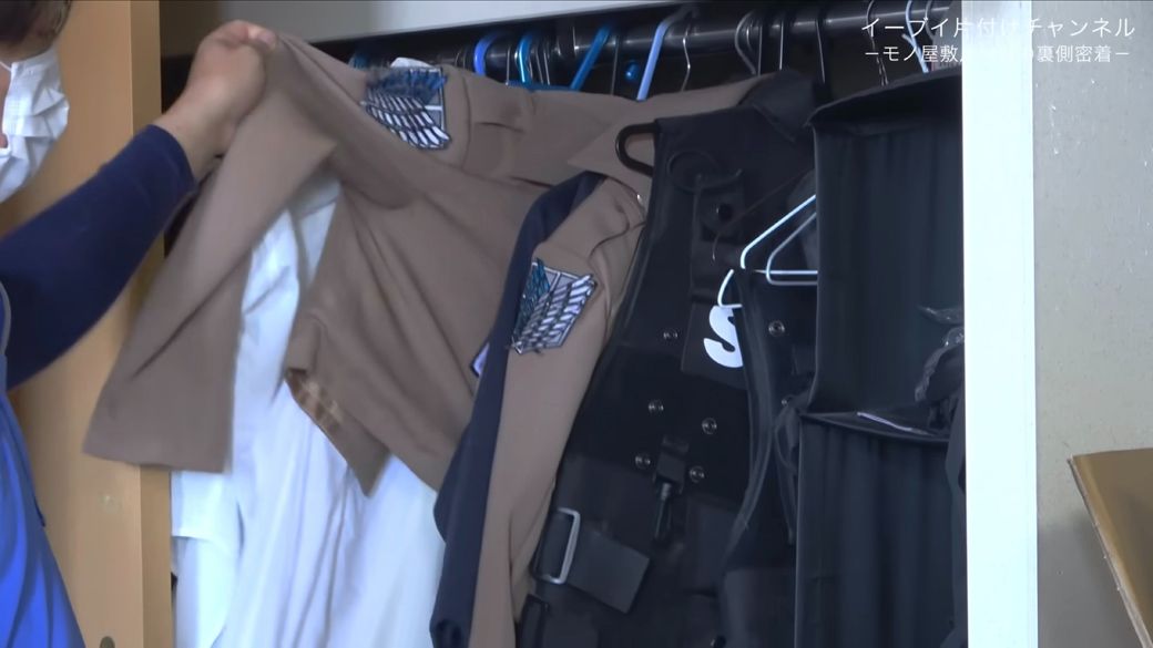 クローゼットにはコスプレ服がズラリ（画像：「イーブイ片付けチャンネル」より）