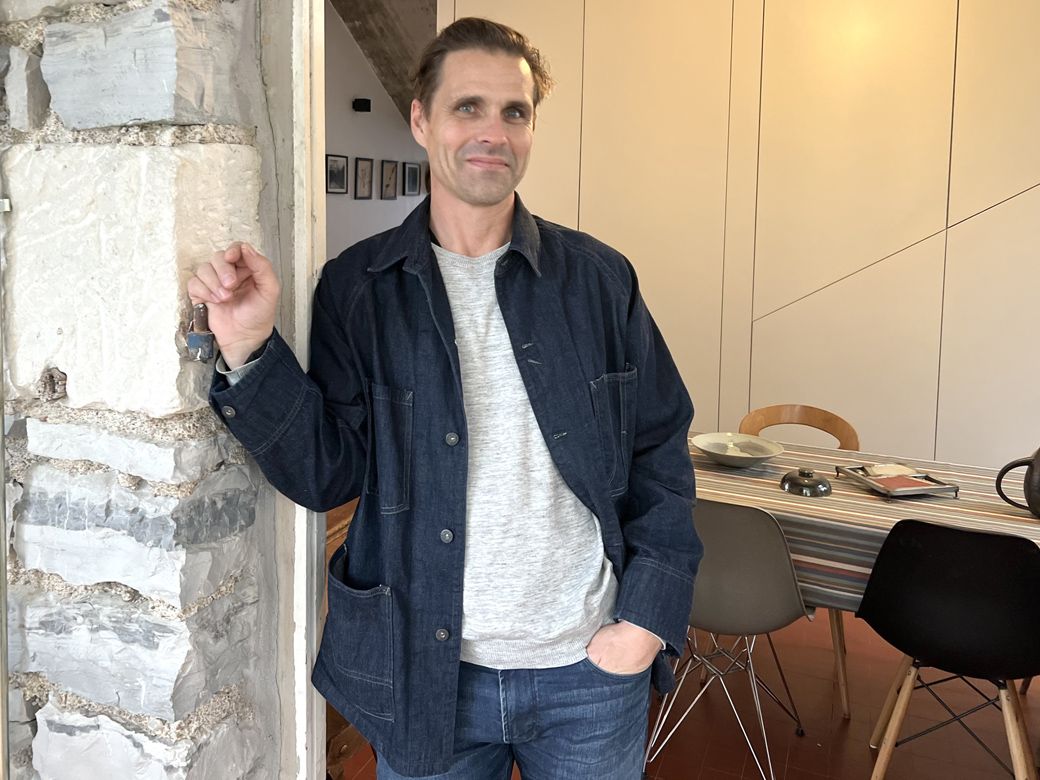 恥ずかしがるアントニーさんに、ポーズを決めてもらった（筆者撮影）