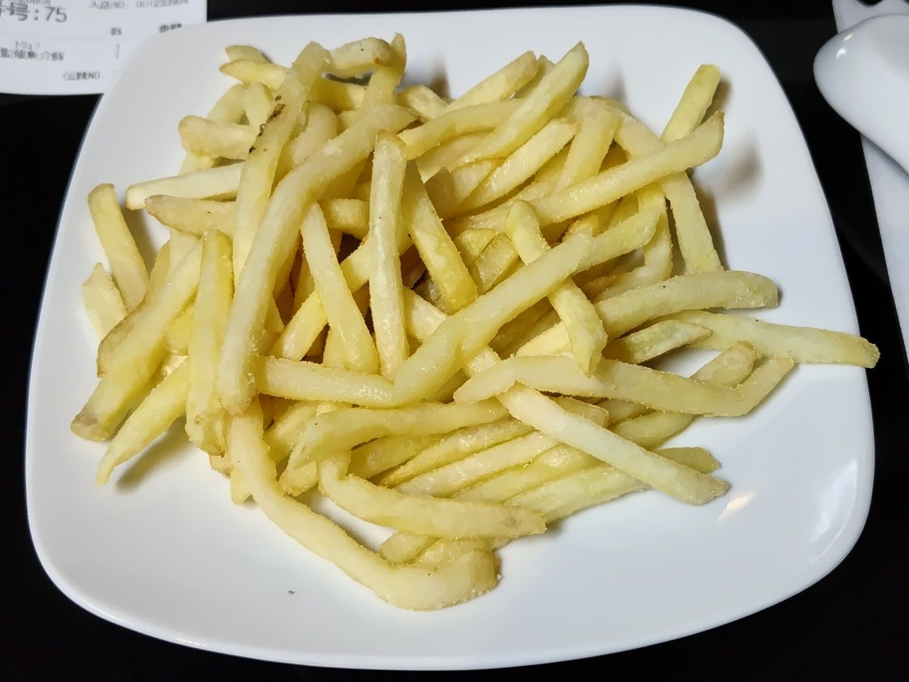 金のポテト トリュフ（590円）サイズ2倍で1030円、3倍で1300円だ。大盛りメニューがあるのはポテト好きにはたまらない（筆者撮影）