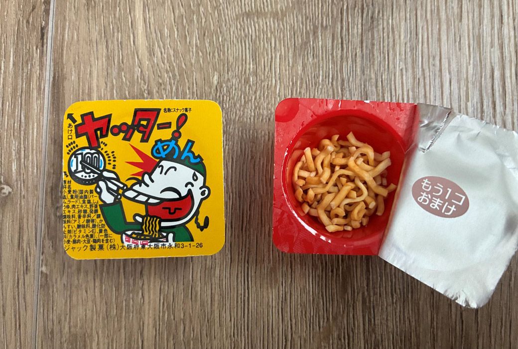 平成元年に発売され、大ヒットした「ヤッター!めん」。フタの裏にくじが付いている(筆者撮影)