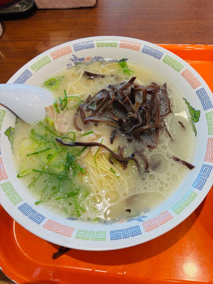 一杯290円の低価格を維持する「博多ラーメン はかたや」のラーメン（写真：東洋経済オンライン編集部）