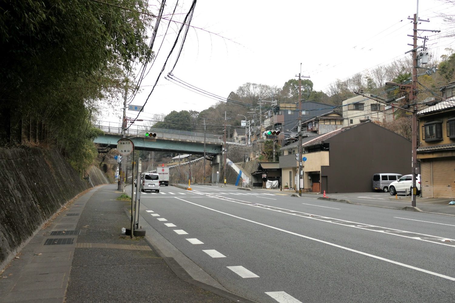 九条山のバス停（記者撮影）