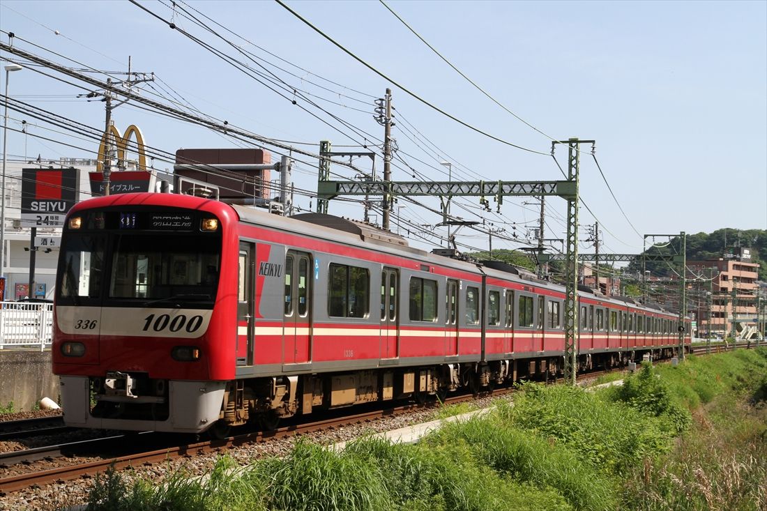 2007年以降の新1000形はステンレス車体となったが赤いカラーリングは健在だ（撮影：南正時）