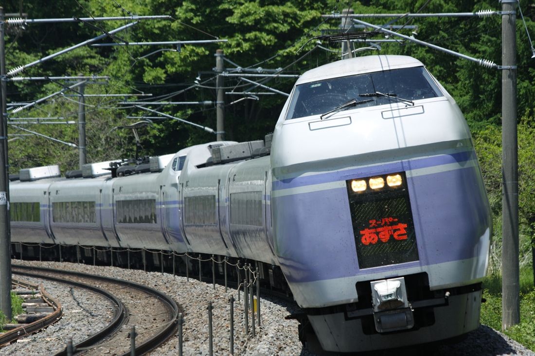 JR東日本初の制御付き自然振り子式を採用したE351系「スーパーあずさ」（撮影：南正時）