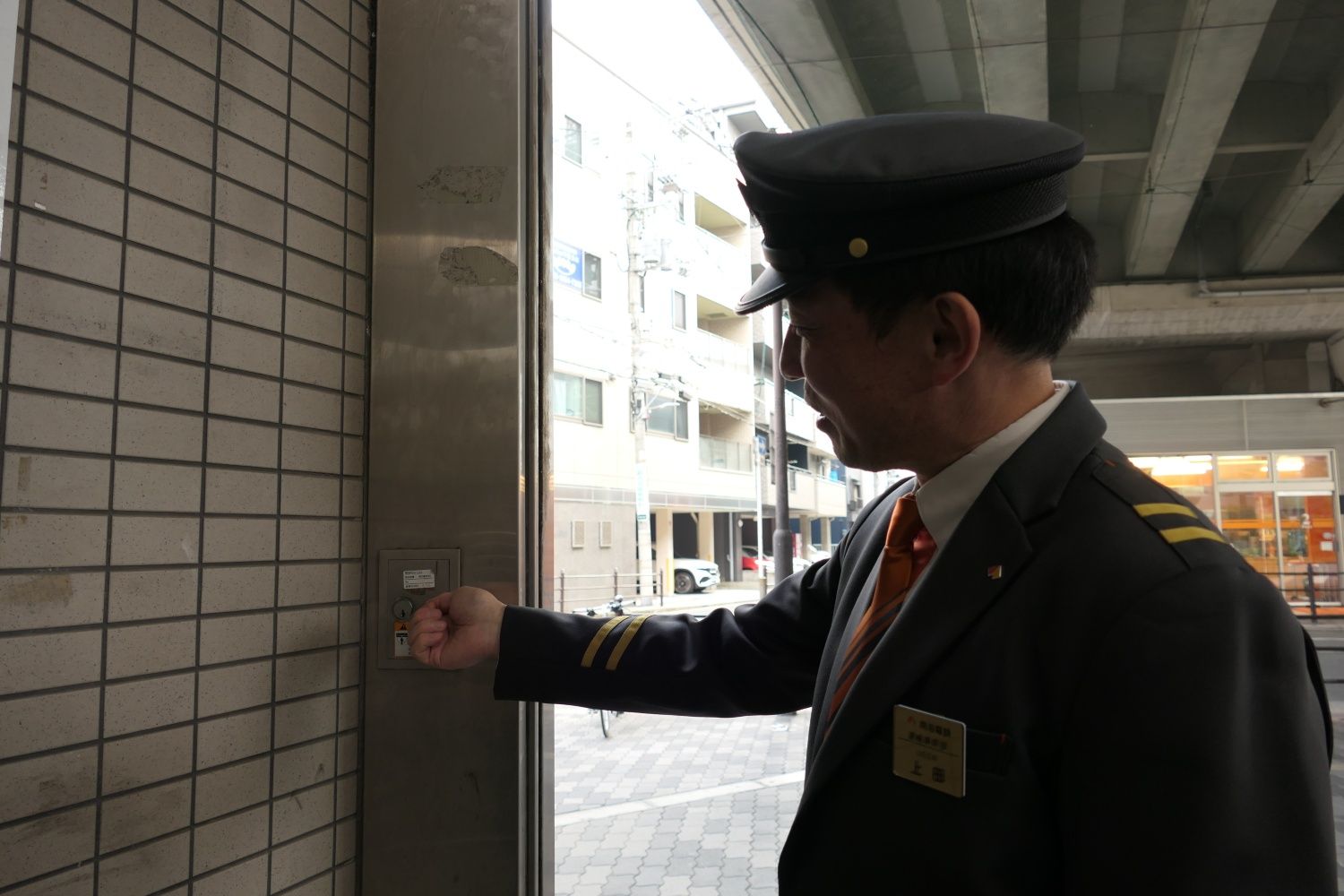 上田さんは助役時代、朝の始発前にシャッターを開けに来ていた（記者撮影）