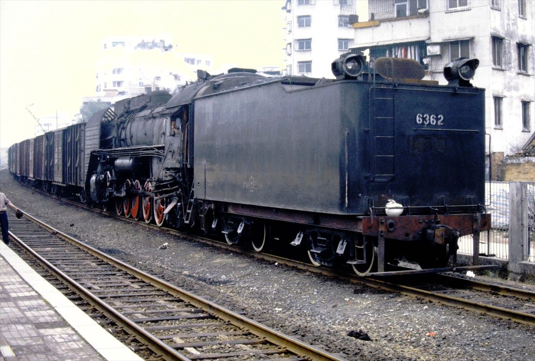 バック運転で貨物列車を牽く前進型蒸気機関車。広東省三水駅にて（筆者撮影）