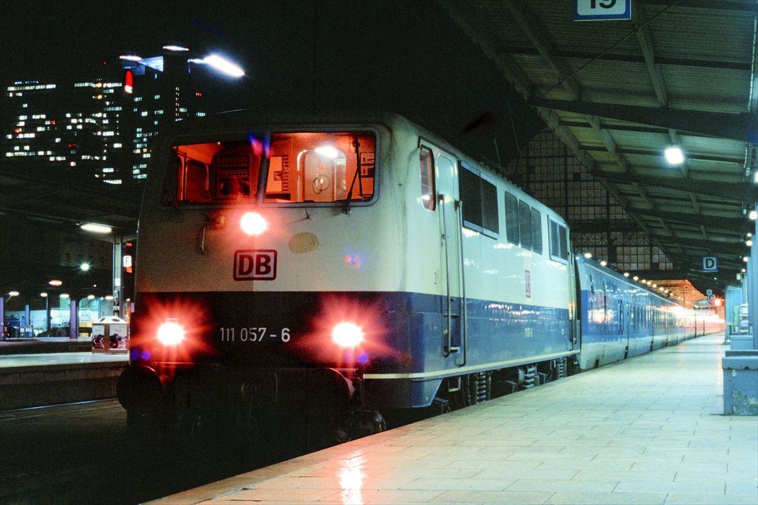 111型電気機関車が先頭に立つタルゴICN＝1999年（撮影：橋爪智之）