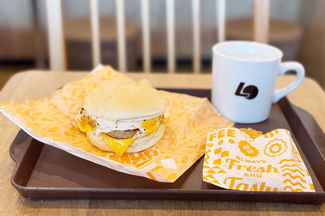 単品でオーダーすると合計900円が490円。抜群のコスパで朝からニンマリ（写真：筆者撮影）