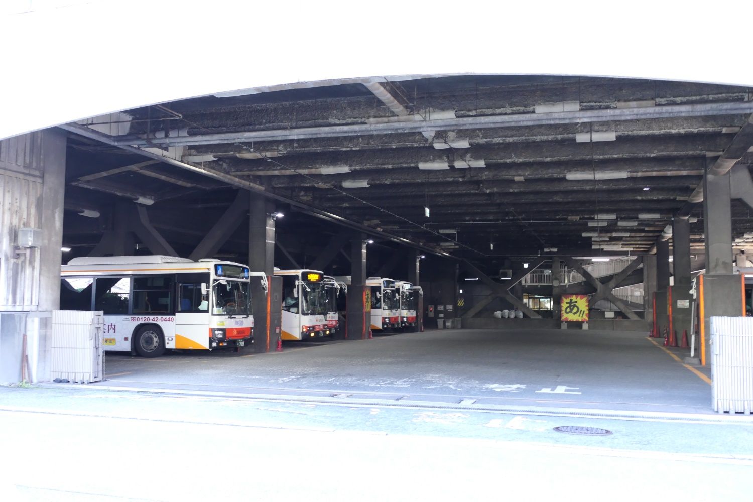 駅ビル北側にバスの車庫がある（記者撮影）