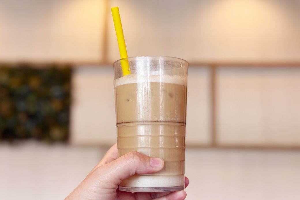 ロッテリアのアイスカフェラテMサイズ。紙コップではなくグラスにたっぷりと入っています（写真：筆者撮影）
