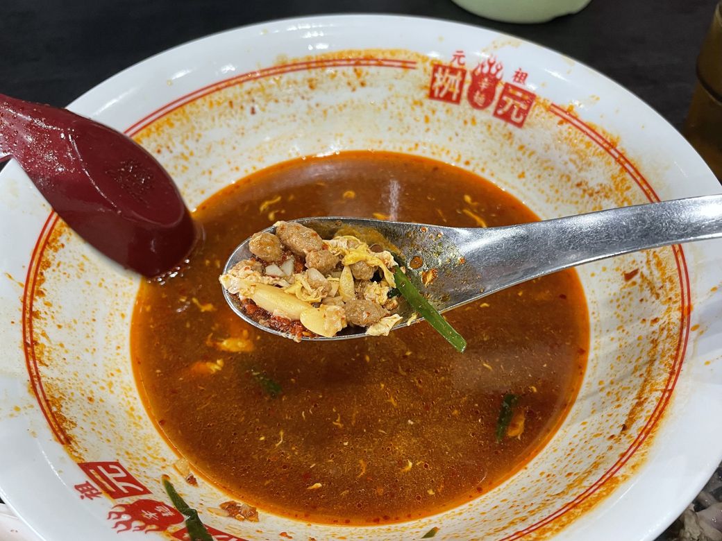穴あきレンゲのおかげで最後まで具材を残さず食べられる（筆者撮影）