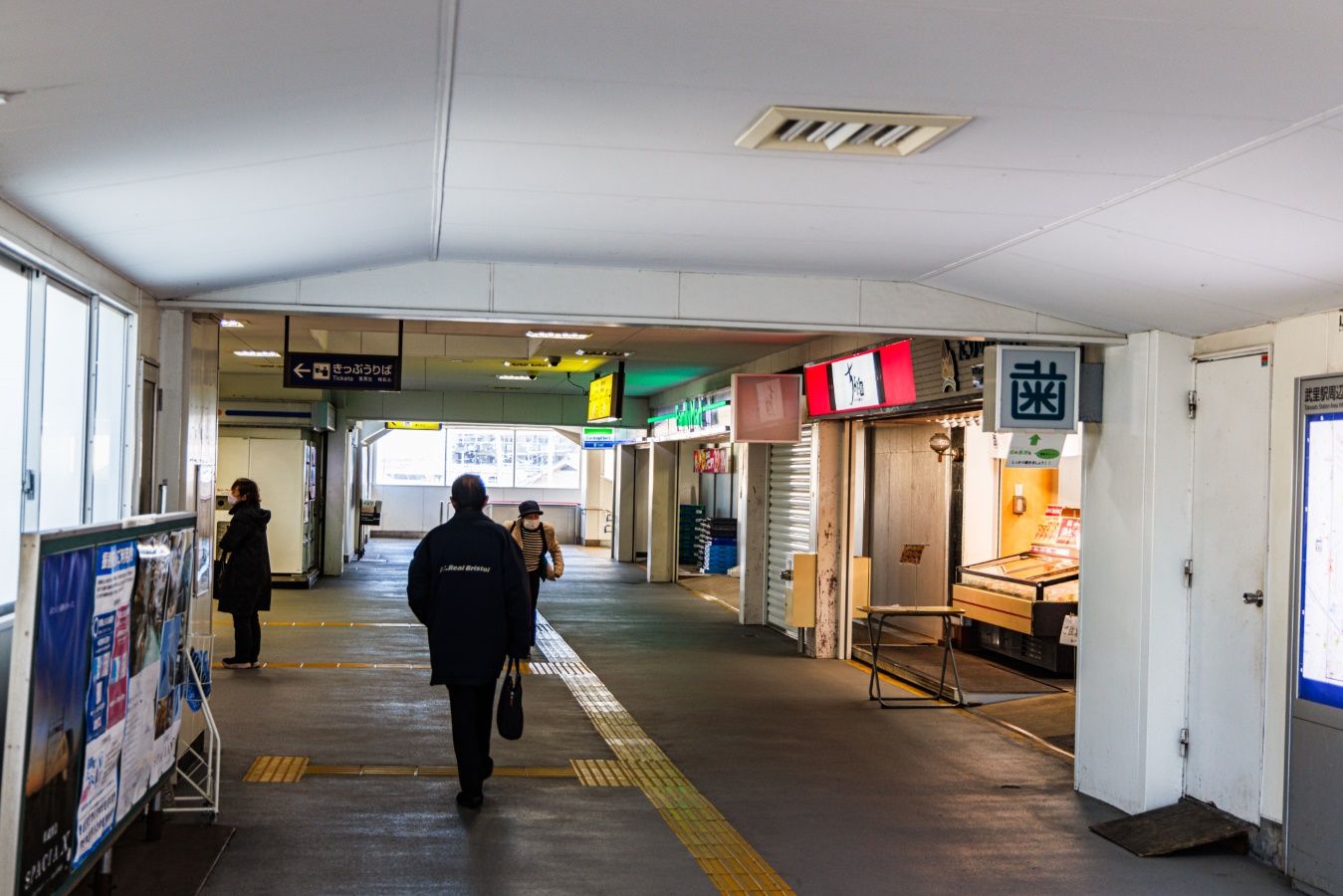 武里駅の自由通路