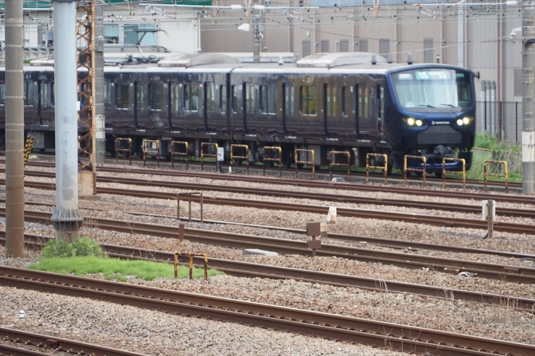鶴見駅付近を走る相鉄・JR直通線の列車（記者撮影）