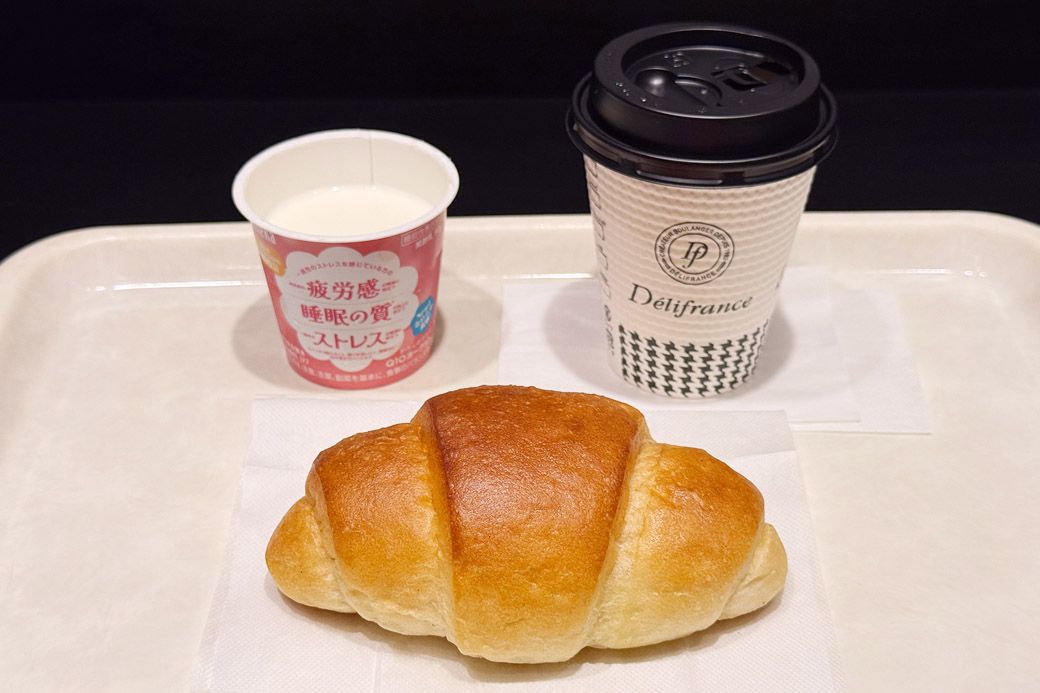 塩バターフランスモーニングセット490円。ヴィドフランスでも、デイリーヤマザキに並ぶ焼きたてパンでも、大人気。噛むとじゅんわりバターの香りが口中に広がる（筆者撮影）