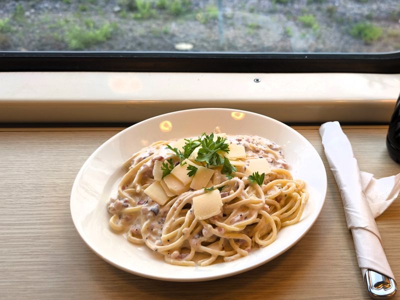 食堂車でパスタ12.9ユーロ（2246円）（筆者撮影）