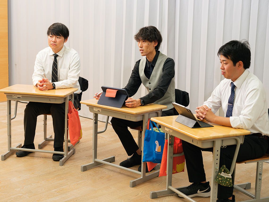 左から安達真人氏、小林翔太氏(ICT主任教諭)、平澤賢也氏