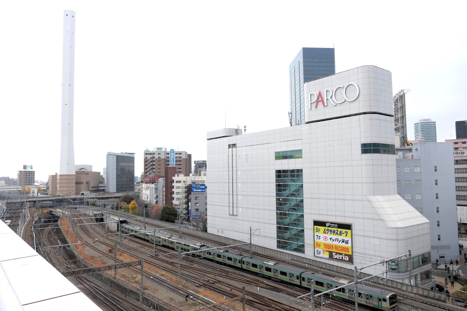 東武東上線の池袋駅屋上