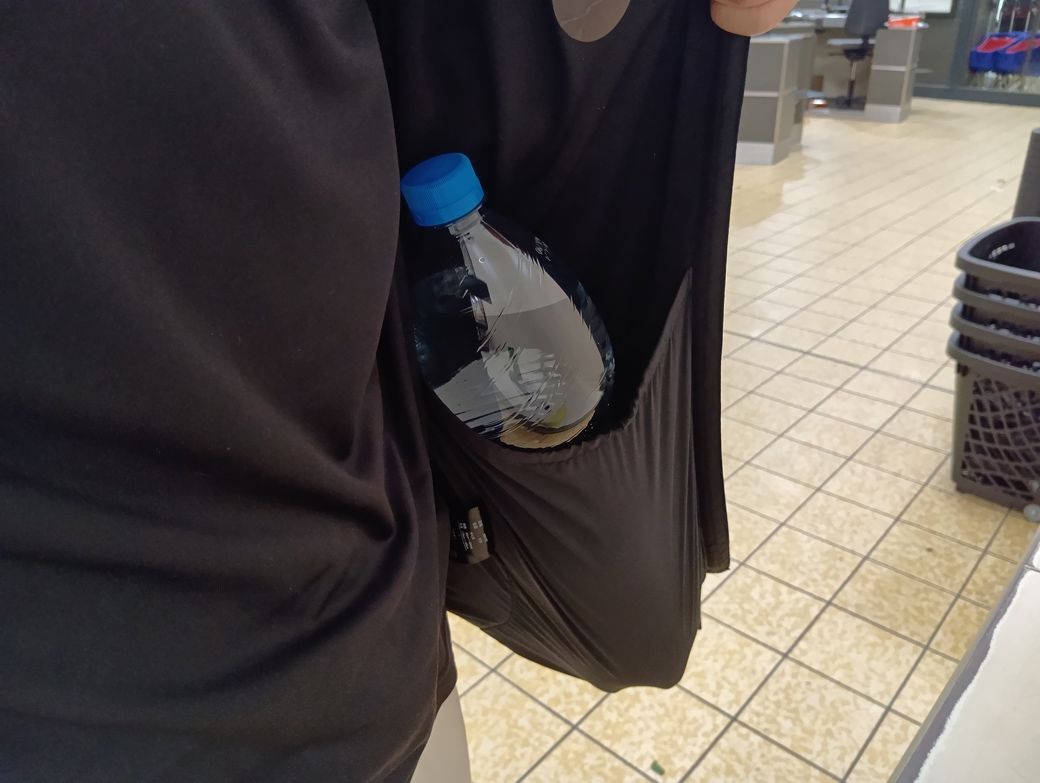 スーパーの帰り道の内ポケット（筆者撮影）