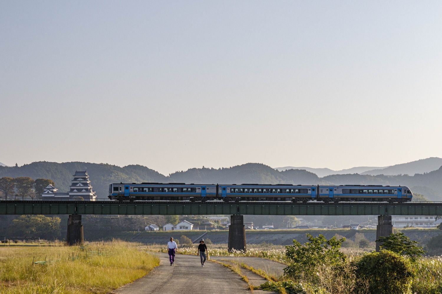 大洲城をバックに走る特急「宇和海」。通学で使っている学生の姿も（撮影：鼠入昌史）
