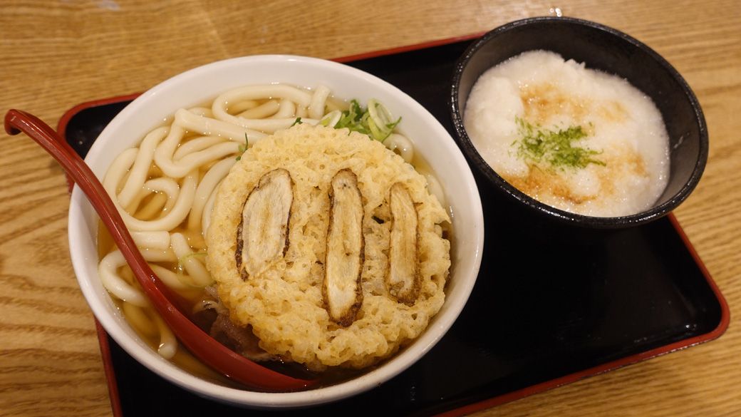 因幡うどんの「ごぼう天うどん」。ソラリアステージ店にて(筆者撮影)