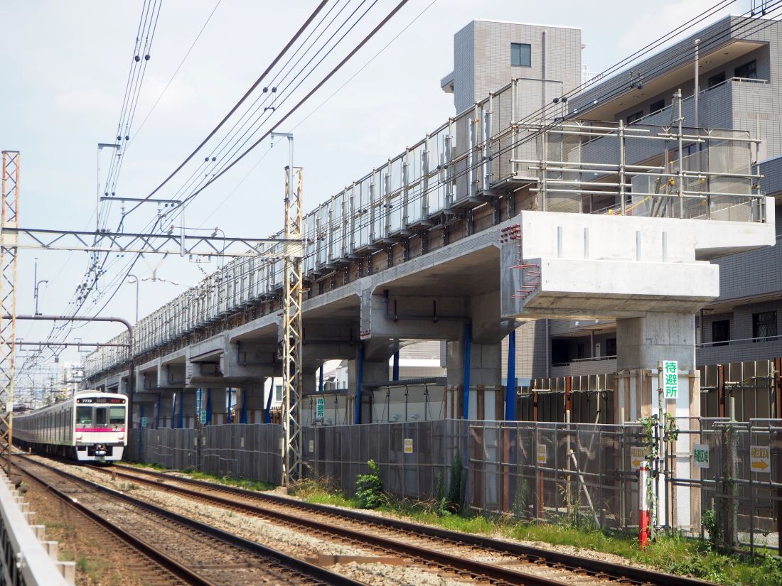 千歳烏山駅付近で建設中の高架橋（記者撮影）