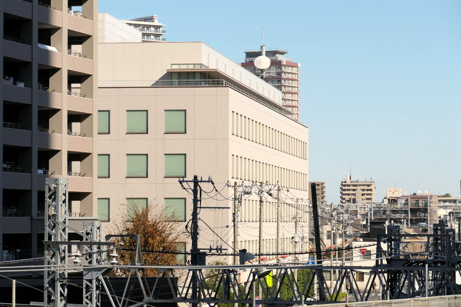 東武鉄道の本社も見える（記者撮影）