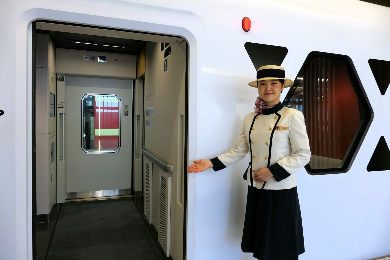 「伊予灘ものがたり」のアテンダントが浅草駅で乗客を出迎えるという不思議な光景（記者撮影）