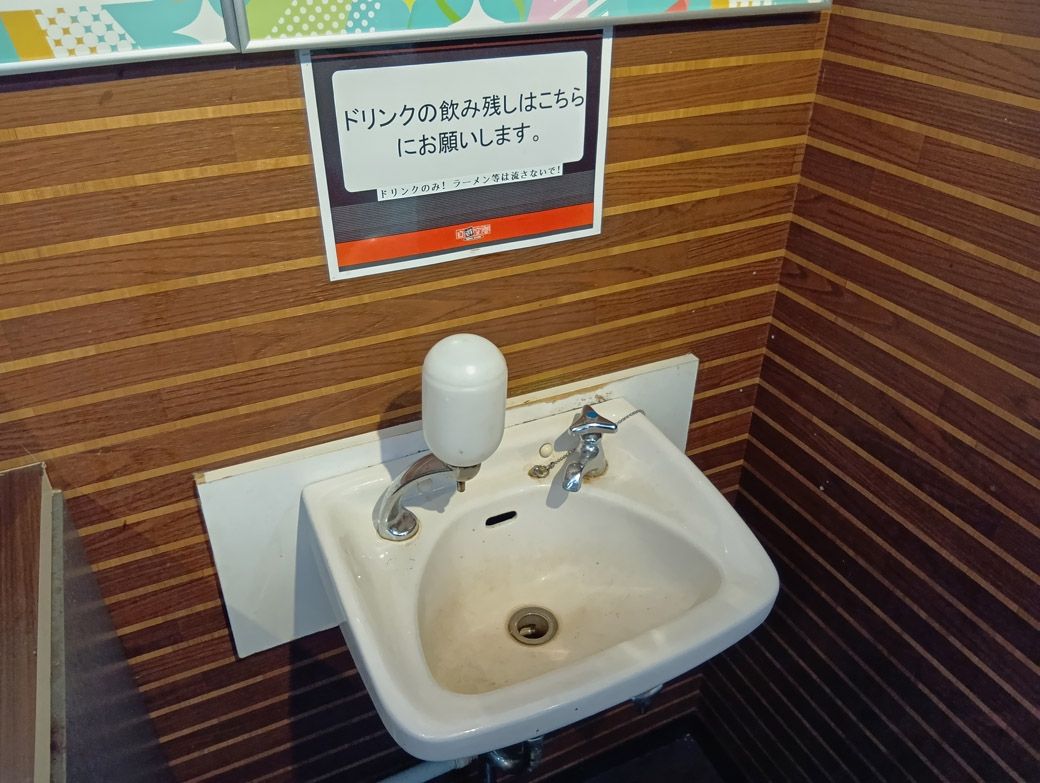 ドリンクの飲み残しはこちらにお願いします（筆者撮影）