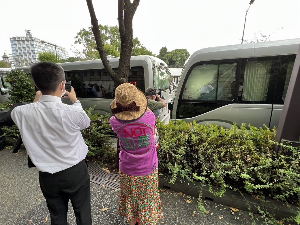 国葬反対派もスマホで撮影（東洋経済オンライン編集部撮影）