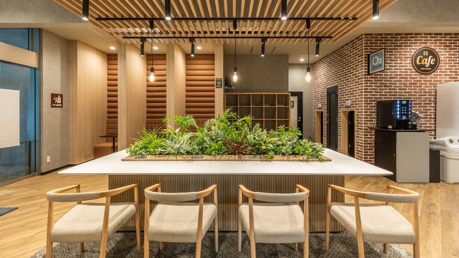 運動の休憩のほかPC作業や勉強をしている人も多い、「フィットイージー」内のコワーキングペース（写真：フィットイージー提供）