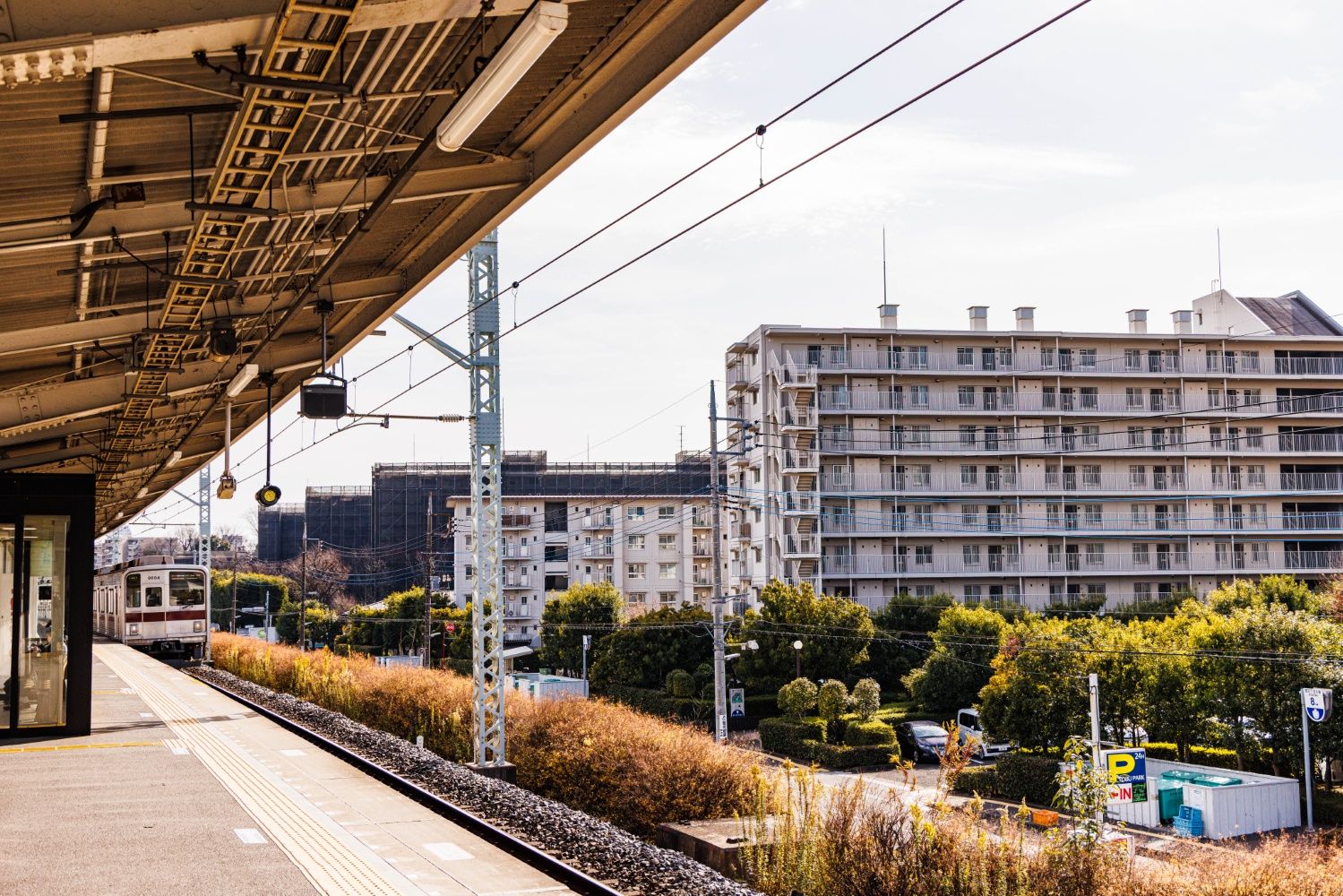 柳瀬川駅のホームは築堤上に。駅南側に広がる団地が見える（撮影：鼠入昌史）