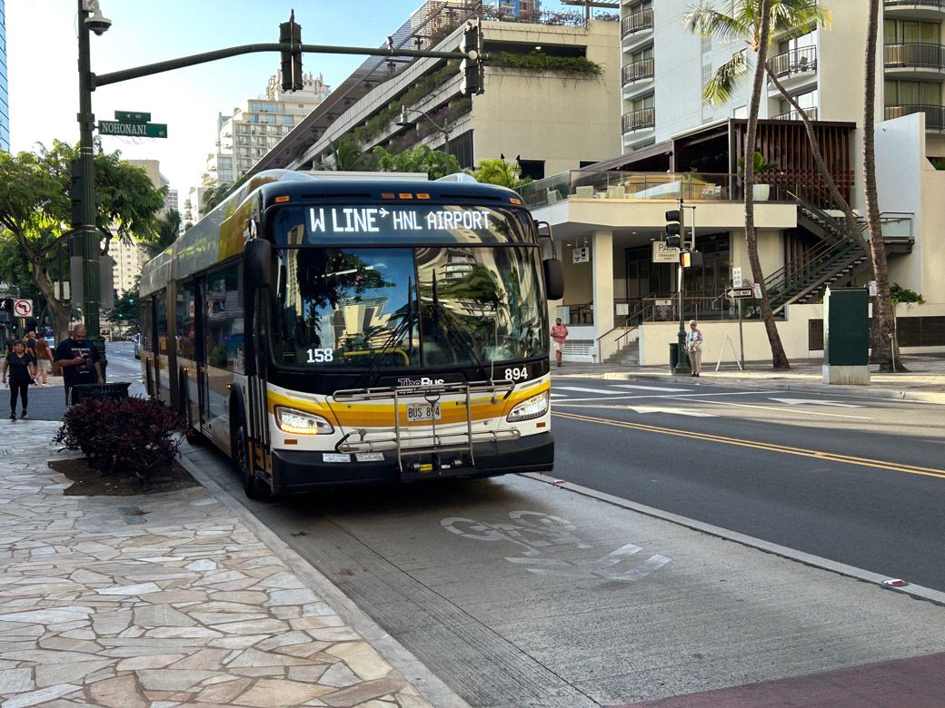 THE BUSの「W」でワイキキから空港まで30分強。15分間隔で便利だ。ただし大きな荷物を持って乗れない（筆者撮影）