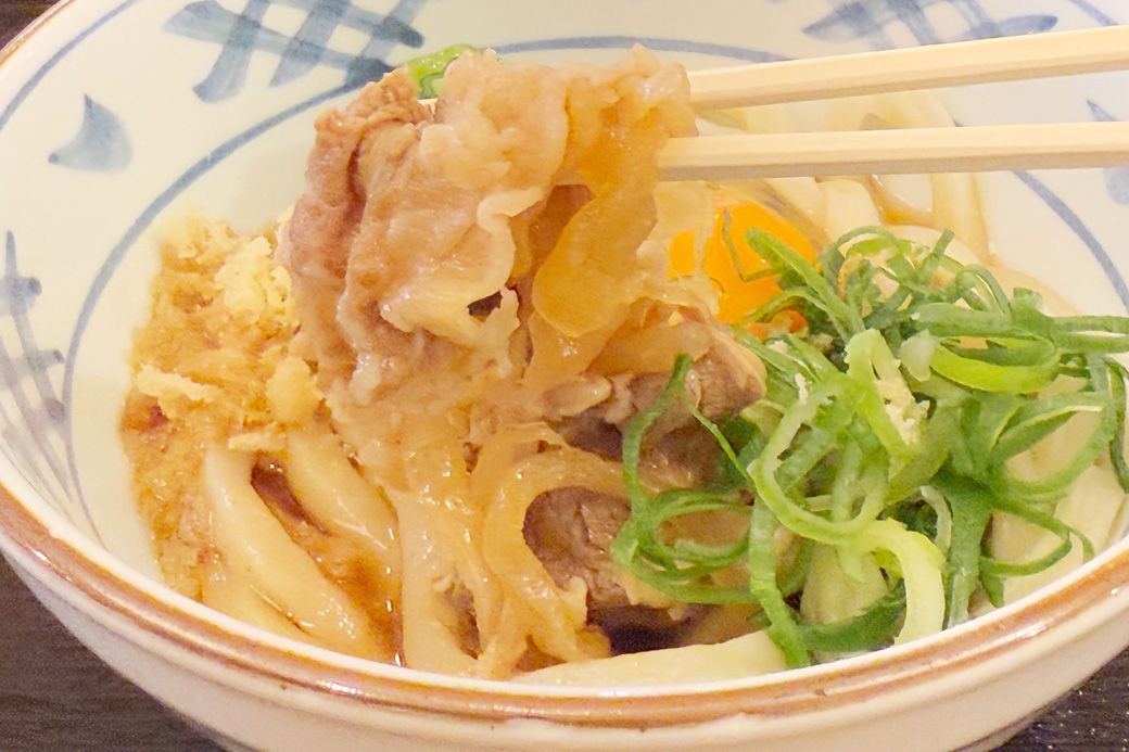 すき家のゼンショーならではの、旨みが詰まったやわらか牛肉と甘い玉ねぎ（筆者撮影）
