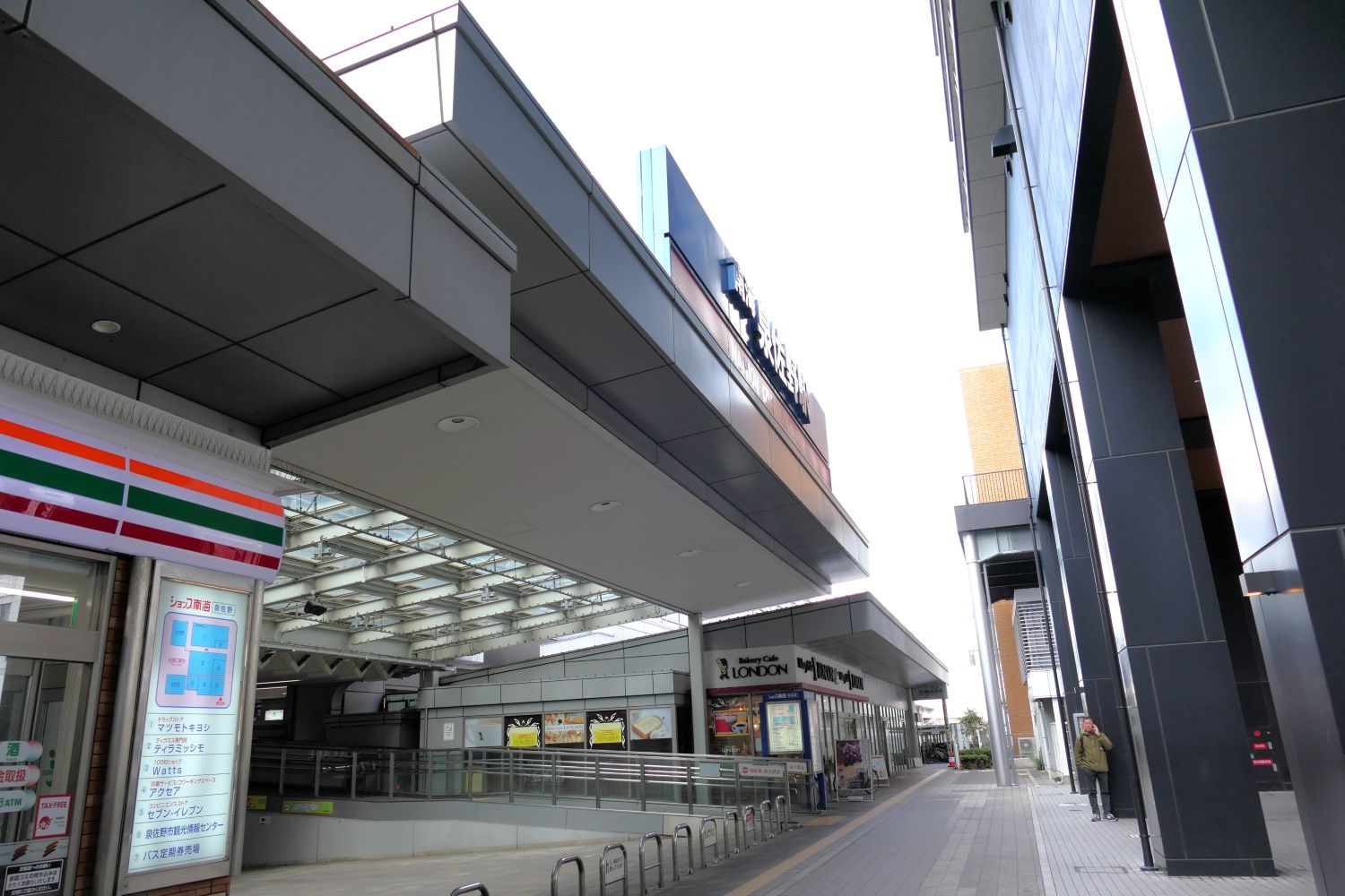 本来の駅名看板とホテルの間のスペースはわずか（記者撮影）