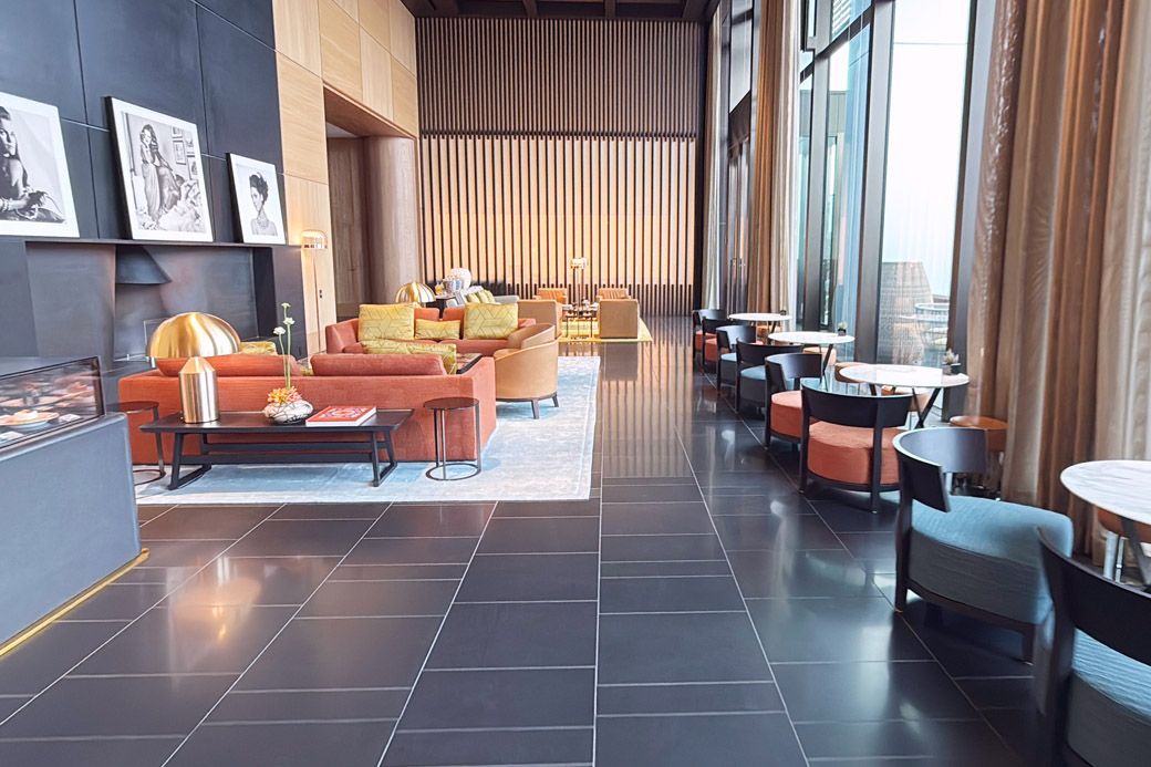 ブルガリホテル東京40階のラウンジエリア。壁にはかつてモデルを務めた女優たちのポスターが額装されている（写真：筆者撮影）