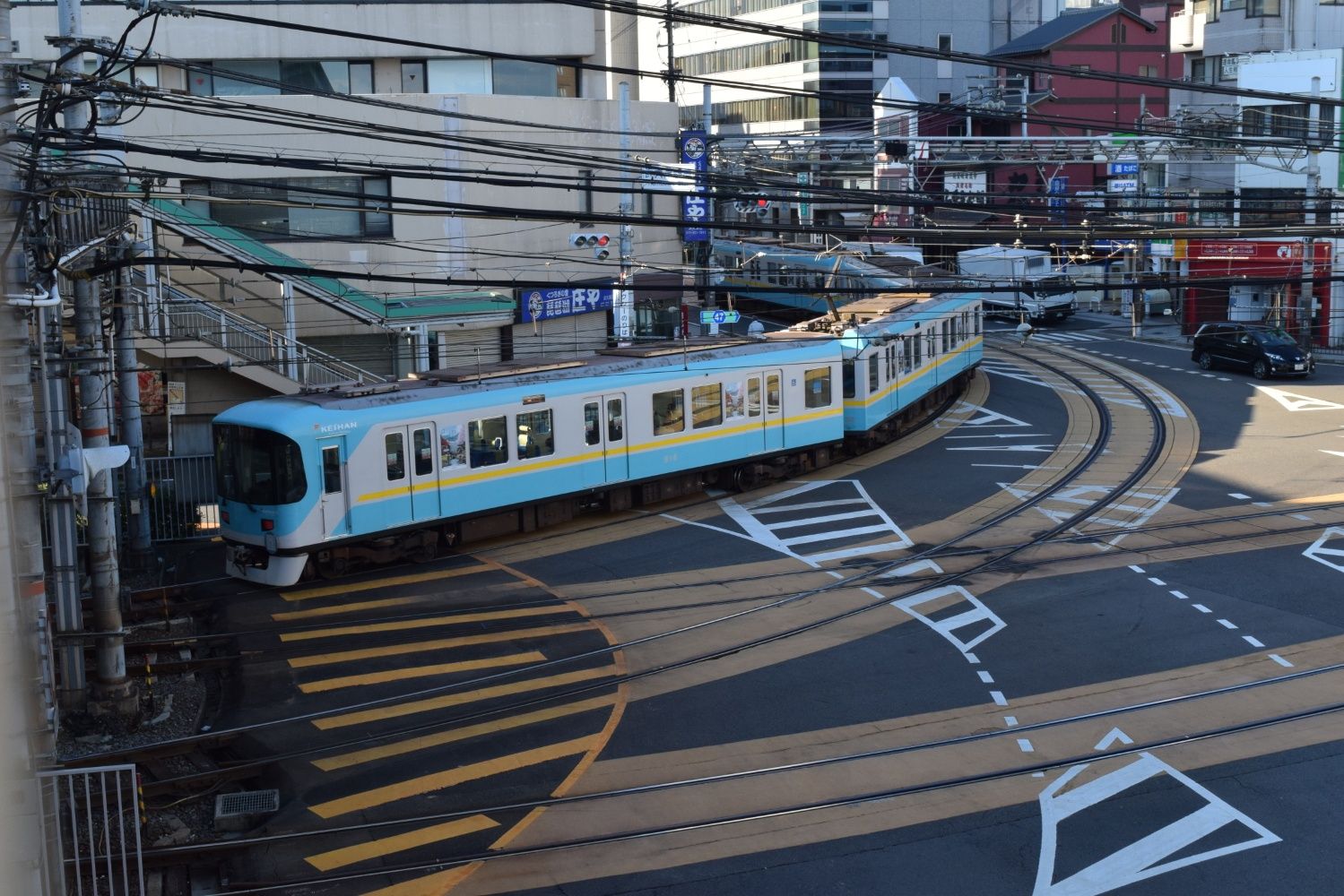 浜大津駅（当時）を出発した旧塗装時代の800系。駅を出るといきなり路面電車区間、しかも急カーブ（写真：京阪電気鉄道）