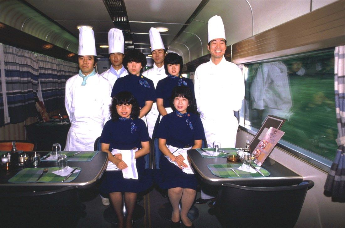 帝国ホテル列車食堂のスタッフ。食堂車は一流ホテルなどの業者が味を競った（撮影：南正時）