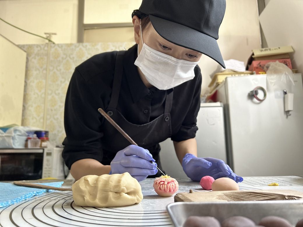 沙邦莉さんは「カワイイ」へのアンテナを常に張っている。取材時も思いつきで小さくカットした琥珀糖で練り切りをワンランクおしゃれに仕上げていた（筆者撮影）